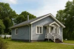 Проект дома «Р-92» из СИП-панелей, 92 м² — одноэтажный дом с серым сайдингом, серой крышей и крытым крыльцом | HotWell.KZ