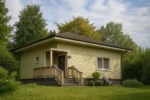 Проект дома «Р-94» из СИП-панелей, 94 м² — одноэтажный дом с бежевым фасадом, коричневой крышей и крытым крыльцом | HotWell.KZ