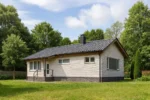 Проект дома «Р-98» из СИП-панелей, 98 м² — одноэтажный дом с белым фасадом, серой крышей и крыльцом | HotWell.KZ