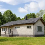 Проект дома «Р-98» из СИП-панелей, 98 м² — одноэтажный дом с белым фасадом, серой крышей и крыльцом | HotWell.KZ