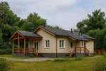 Проект дома «С-119» из СИП-панелей, 119 м² — одноэтажный дом с бежевым фасадом, серой крышей и крытой террасой | HotWell.KZ