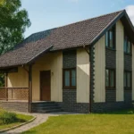 Проект дома «С-120» из СИП-панелей, 120 м² — двухэтажный дом с бежевым фасадом, темной крышей и террасой | HotWell.KZ