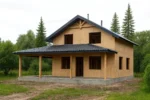 Дом «С-126», 126 м², 1.5 этажа, в черновой отделке: коробка из СИП-панелей OSB-3, двускатная кровля из металлочерепицы, проёмы без окон и дверей, в проёмах видны сосновые балки перекрытия