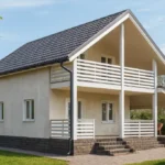 Проект дома «С-140Б» из СИП-панелей, 140 м² — двухэтажный дом с бежевым фасадом, серой крышей и балконом | HotWell.KZ