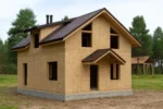 Дом «С-150Б», 150 м², 1.5 этажа, в черновой отделке: коробка из СИП-панелей OSB-3, двускатная кровля из металлочерепицы, проёмы без окон и дверей, в проёмах видны сосновые балки перекрытия