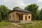 Дом «С-150В», 150 м², 1.5 этажа, в черновой отделке: коробка из СИП-панелей OSB-3, вальмовая кровля из металлочерепицы, проёмы без окон и дверей, в проёмах видны сосновые балки перекрытия