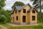 Дом «С-158», 158 м², 1.5 этажа, в черновой отделке: коробка из СИП-панелей OSB-3, двускатная кровля из металлочерепицы, проёмы без окон и дверей, в проёмах видны сосновые балки перекрытия
