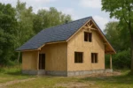Дом «С-176», 176 м², 1.5 этажа, в черновой отделке: коробка из СИП-панелей OSB-3, двускатная кровля из металлочерепицы, проёмы без окон и дверей, в проёмах видны сосновые балки перекрытия