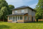 Проект дома «С-180» из СИП-панелей, 180 м² — двухэтажный дом с комбинированным фасадом, черной крышей и террасой | HotWell.KZ