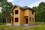 Дом «С-192В», 192 м², 2 этажа, в черновой отделке: коробка из СИП-панелей OSB-3, вальмовая кровля из металлочерепицы, проёмы без окон и дверей, в проёмах видны сосновые балки перекрытия