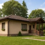 Проект дома «С-62» из СИП-панелей, 62 м² — одноэтажный дом с бежевым фасадом, коричневой крышей и крытым крыльцом | HotWell.KZ