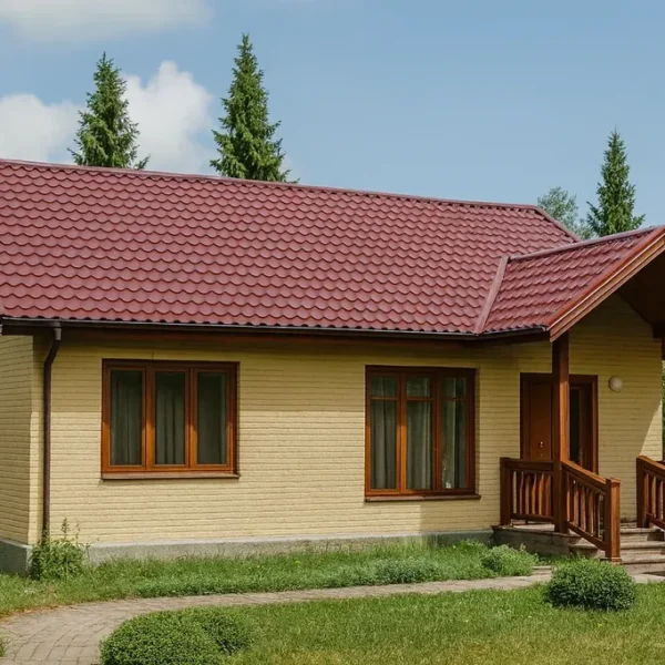 Проект дома «С-66» из СИП-панелей, 66 м² — одноэтажный дом с бежевым фасадом, красной крышей и крытым крыльцом | HotWell.KZ
