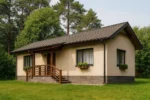 Проект дома «С-69» из СИП-панелей, 69 м² — одноэтажный дом с бежевым фасадом, серой крышей и крытым крыльцом | HotWell.KZ
