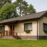 Проект дома «С-69» из СИП-панелей, 69 м² — одноэтажный дом с бежевым фасадом, серой крышей и крытым крыльцом | HotWell.KZ