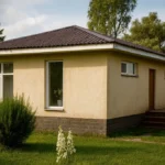 Проект дома «С-81» из СИП-панелей, 81 м² — одноэтажный дом с бежевым фасадом и коричневой крышей | HotWell.KZ