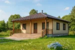 Проект дома «С-81Б» из СИП-панелей, 81 м² — одноэтажный дом с бежевым фасадом, коричневой крышей и террасой | HotWell.KZ