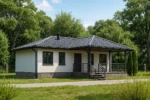 Проект дома «С-90В» из СИП-панелей, 90 м² — одноэтажный дом с белым фасадом, черной крышей и крытой террасой | HotWell.KZ