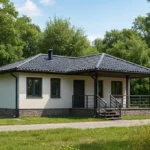 Проект дома «С-90В» из СИП-панелей, 90 м² — одноэтажный дом с белым фасадом, черной крышей и крытой террасой | HotWell.KZ
