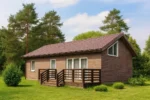 Проект дома «С-94Б» из СИП-панелей, 94 м² — одноэтажный дом с коричневым фасадом, коричневой крышей и террасой | HotWell.KZ