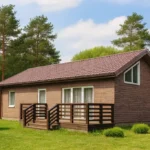 Проект дома «С-94Б» из СИП-панелей, 94 м² — одноэтажный дом с коричневым фасадом, коричневой крышей и террасой | HotWell.KZ