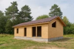 Дом «С-94Б», 94 м², 1 этаж, в черновой отделке: коробка из СИП-панелей OSB-3, двускатная кровля из металлочерепицы, проёмы без окон и дверей