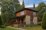 Проект дома «С-94В» из СИП-панелей, 94 м² — двухэтажный дом с коричневым сайдингом, черной крышей и крытой террасой | HotWell.KZ