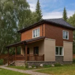 Проект дома «С-94В» из СИП-панелей, 94 м² — двухэтажный дом с коричневым сайдингом, черной крышей и крытой террасой | HotWell.KZ