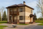 Проект дома «Щ-160» из СИП-панелей, 160 м² — двухэтажный дом с бежевым фасадом, коричневой крышей и балконом | HotWell.KZ