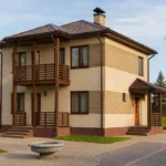 Проект дома «Щ-160» из СИП-панелей, 160 м² — двухэтажный дом с бежевым фасадом, коричневой крышей и балконом | HotWell.KZ