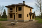 Дом «Щ-160», 160 м², 2 этажа, в черновой отделке: коробка из СИП-панелей OSB-3, вальмовая кровля из металлочерепицы, проёмы без окон и дверей, в проёмах видны сосновые балки перекрытия
