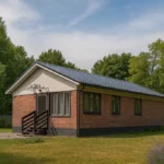 Проект дома «Ш-104» из СИП-панелей, 104 м² — одноэтажный дом с кирпичным фасадом, серой крышей и крыльцом | HotWell.KZ