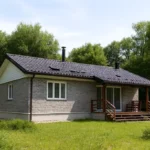Проект дома «Ш-106» из СИП-панелей, 106 м² — одноэтажный дом с серым фасадом, черной крышей и крыльцом | HotWell.KZ