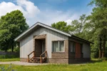 Проект дома «Ш-60» из СИП-панелей, 60 м² — одноэтажный дом с серым фасадом, серой крышей и крыльцом | HotWell.KZ