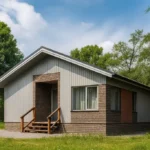 Проект дома «Ш-60» из СИП-панелей, 60 м² — одноэтажный дом с серым фасадом, серой крышей и крыльцом | HotWell.KZ