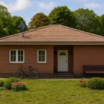 Проект дома «Т-120» из СИП-панелей, 120 м² — одноэтажный дом с кирпичным фасадом и коричневой крышей | HotWell.KZ