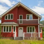 Проект дома «Т-124» из СИП-панелей, 124 м² — двухэтажный дом с красным фасадом, серой крышей и балконом | HotWell.KZ