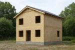 Дом «Т-131Б», 131 м², 1,5 этажа, в черновой отделке: коробка из СИП-панелей OSB-3, двускатная кровля из металлочерепицы, проёмы без окон и дверей, в проёмах видны сосновые балки перекрытия