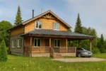 Проект дома «Т-134» из СИП-панелей, 134 м² — двухэтажный дом с деревянным фасадом, серой крышей и крытой террасой | HotWell.KZ