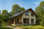 Проект дома «Т-136» из СИП-панелей, 136 м² — двухэтажный дом с бежевым фасадом, серой крышей и террасой | HotWell.KZ