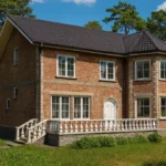 Проект дома «Т-584» из СИП-панелей, 584 м² — двухэтажный дом с кирпичным фасадом, черной крышей и балконом | HotWell.KZ