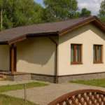 Проект дома «Т-62» из СИП-панелей, 62 м² — одноэтажный дом с бежевым фасадом, коричневой крышей и крыльцом | HotWell.KZ