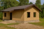 Дом «Т-62», 62 м², 1 этаж, в черновой отделке: коробка из СИП-панелей OSB-3, двускатная кровля из металлочерепицы, проёмы без окон и дверей