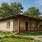Проект дома «Т-91» из СИП-панелей, 91 м² — одноэтажный дом с бежевым фасадом, коричневой крышей и террасой | HotWell.KZ