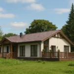 Проект дома «У-151» из СИП-панелей, 151 м² — одноэтажный дом с белым фасадом, коричневой крышей и террасой | HotWell.KZ