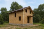 Дом «В-106Б», 106 м², 1.5 этажа, в черновой отделке: коробка из СИП-панелей OSB-3, двускатная кровля из металлочерепицы, проёмы без окон и дверей, в проёмах видны сосновые балки перекрытия