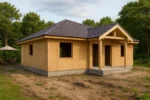Дом «В-120», 120 м², 1 этаж, в черновой отделке: коробка из СИП-панелей OSB-3, вальмовая кровля из металлочерепицы, проёмы без окон и дверей