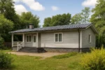 Проект дома «В-124Б» из СИП-панелей, 124 м² — одноэтажный дом с серым фасадом, черной крышей и крытым крыльцом | HotWell.KZ