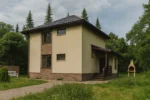 Проект дома «В-135» из СИП-панелей, 135 м² — двухэтажный дом с бежевым фасадом, коричневой крышей и крыльцом | HotWell.KZ