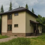 Проект дома «В-135» из СИП-панелей, 135 м² — двухэтажный дом с бежевым фасадом, коричневой крышей и крыльцом | HotWell.KZ
