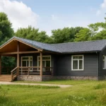 Проект дома «В-174» из СИП-панелей, 174 м² — одноэтажный дом с тёмным фасадом, серой крышей и крытой террасой | HotWell.KZ